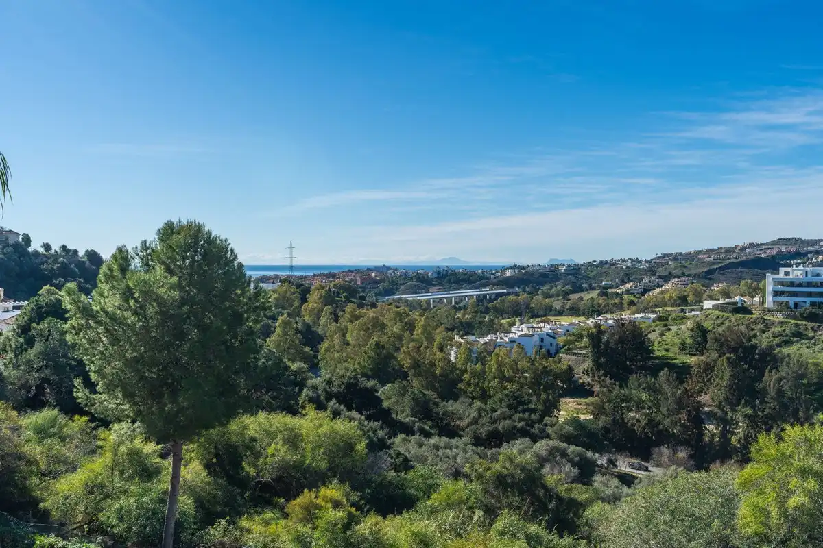 Außenansicht von Wohnungen zum Verkauf in Benahavís mit Klimaanlage, Privatgarten und Terrasse