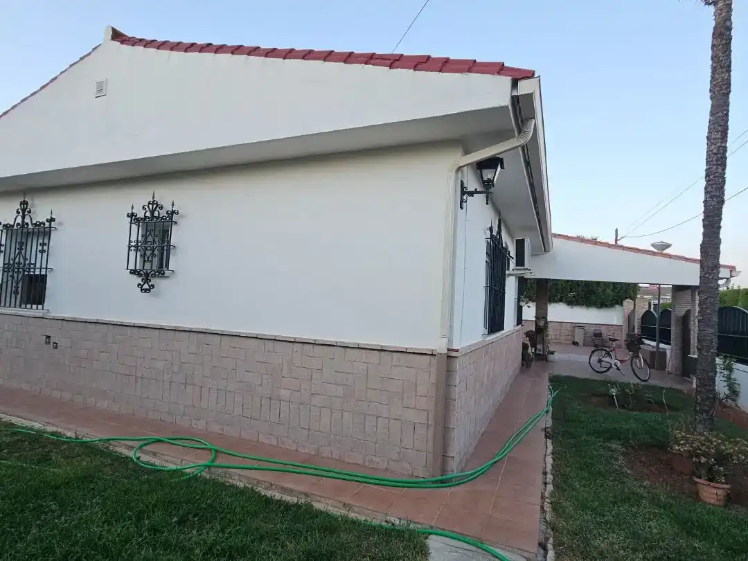 Vista exterior de Pis en venda en Espartinas amb Aire condicionat, Jardí privat i Piscina