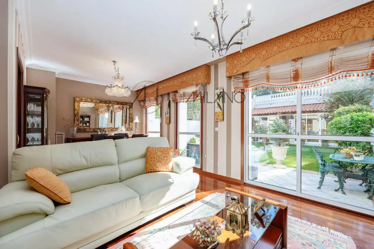Sala de estar de Casa adosada en venta en Vigo  con Calefacción, Jardín privado y Parquet