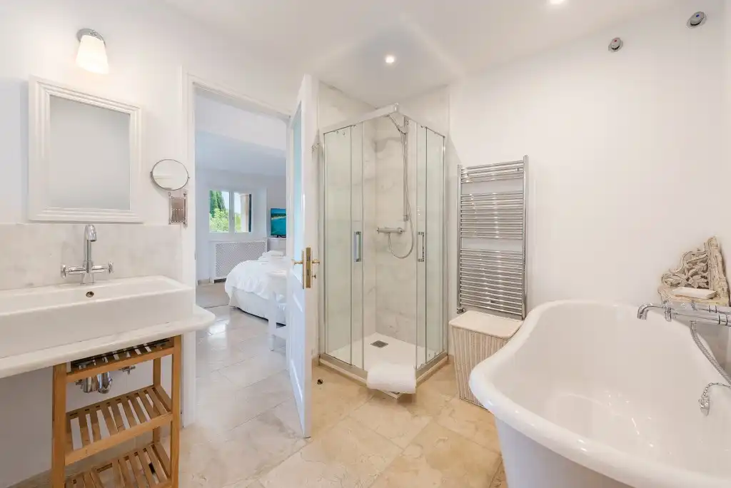 Badezimmer von Haus oder Chalet zum Verkauf in Pollença mit Klimaanlage, Heizung und Privatgarten