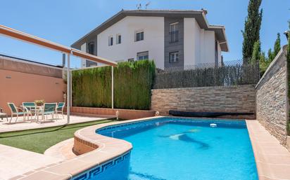 Piscina de Casa o xalet en venda en Huétor Vega amb Aire condicionat, Calefacció i Jardí privat