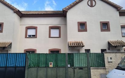 Vista exterior de Casa adosada en venda en Benacazón amb Aire condicionat