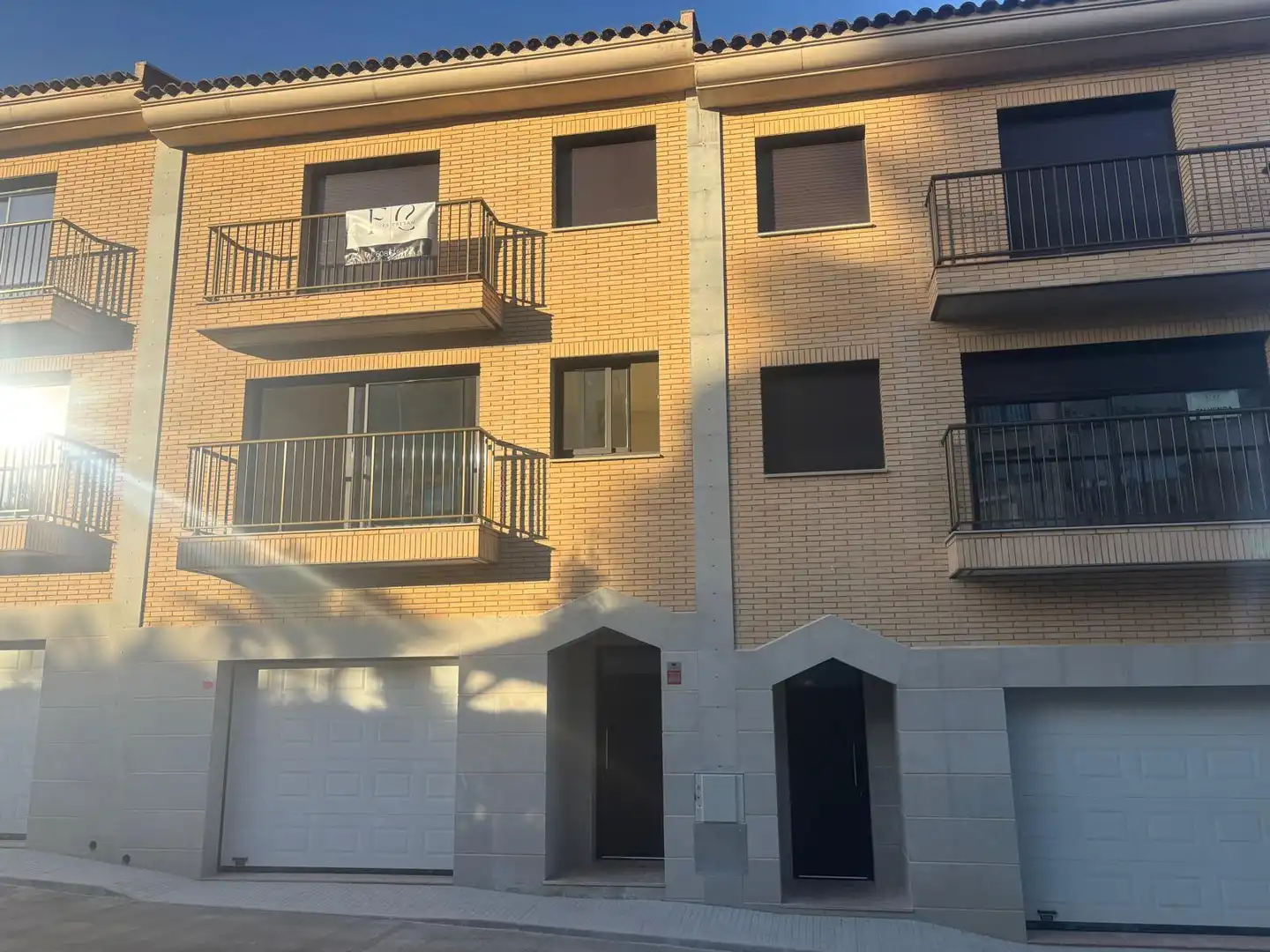 Vista exterior de Casa adosada en venda en Almoster amb Aire condicionat, Calefacció i Jardí privat