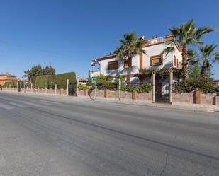 Vista exterior de Casa o xalet en venda en La Zubia amb Aire condicionat, Terrassa i Piscina