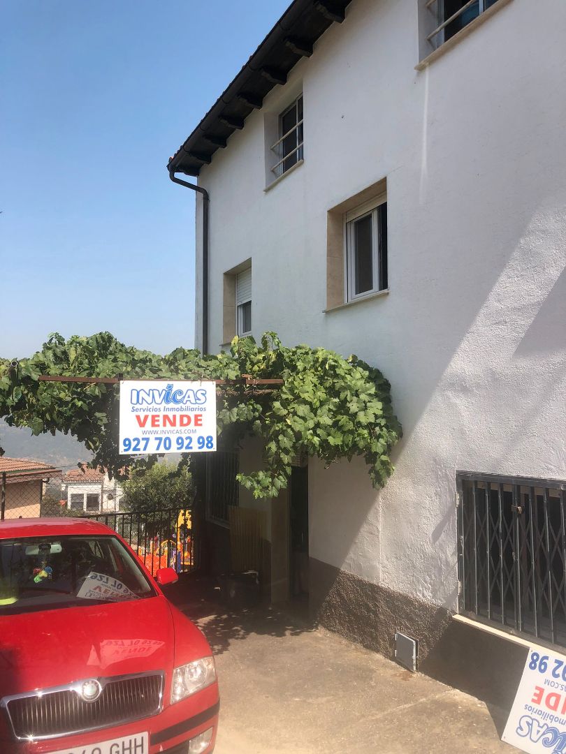 Vista exterior de Casa o xalet en venda en Casas del Castañar amb Calefacció i Moblat