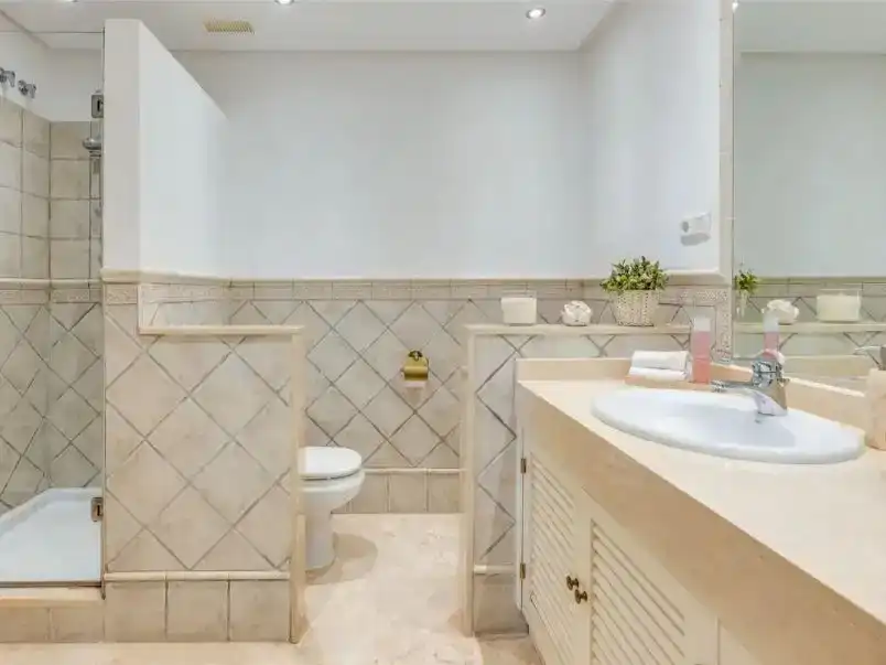 Bany de Apartament en venda en Ojén amb Aire condicionat, Piscina i Balcó