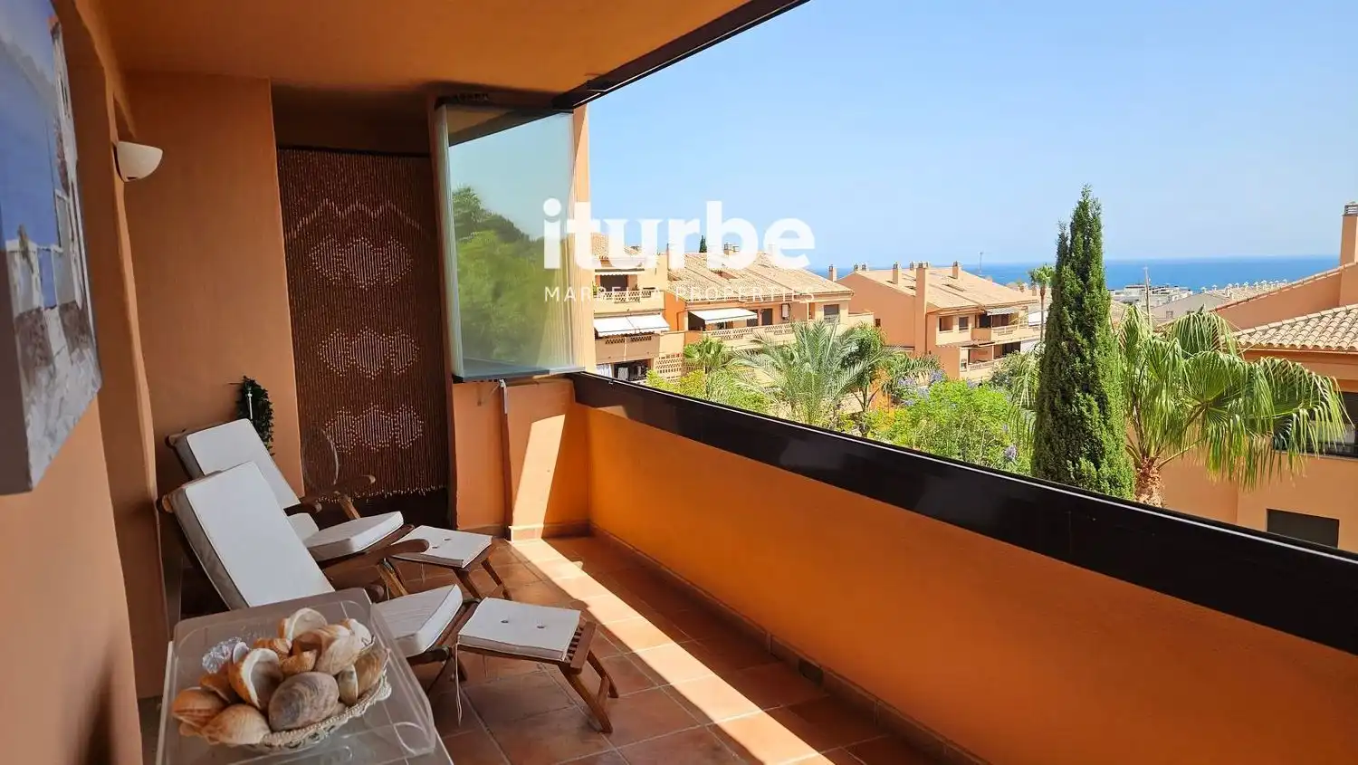 Vista exterior de Piso de alquiler en Marbella con Aire acondicionado, Terraza y Piscina