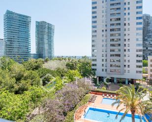 Swimming pool of Flat for sale in  Barcelona Capital  with Air Conditioner, Heating and Private garden