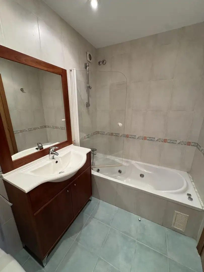 Baño de Piso de alquiler en Culleredo con Calefacción y Trastero