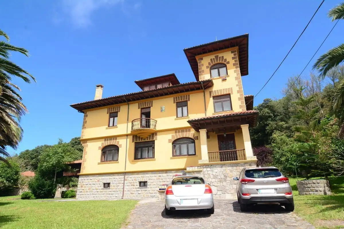 Vista exterior de Casa o xalet en venda en Llanes amb Calefacció, Jardí privat i Traster