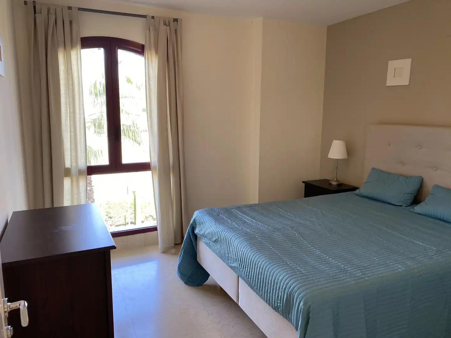 Schlafzimmer von Dachboden zum Verkauf in Sotogrande mit Klimaanlage, Terrasse und Schwimmbad