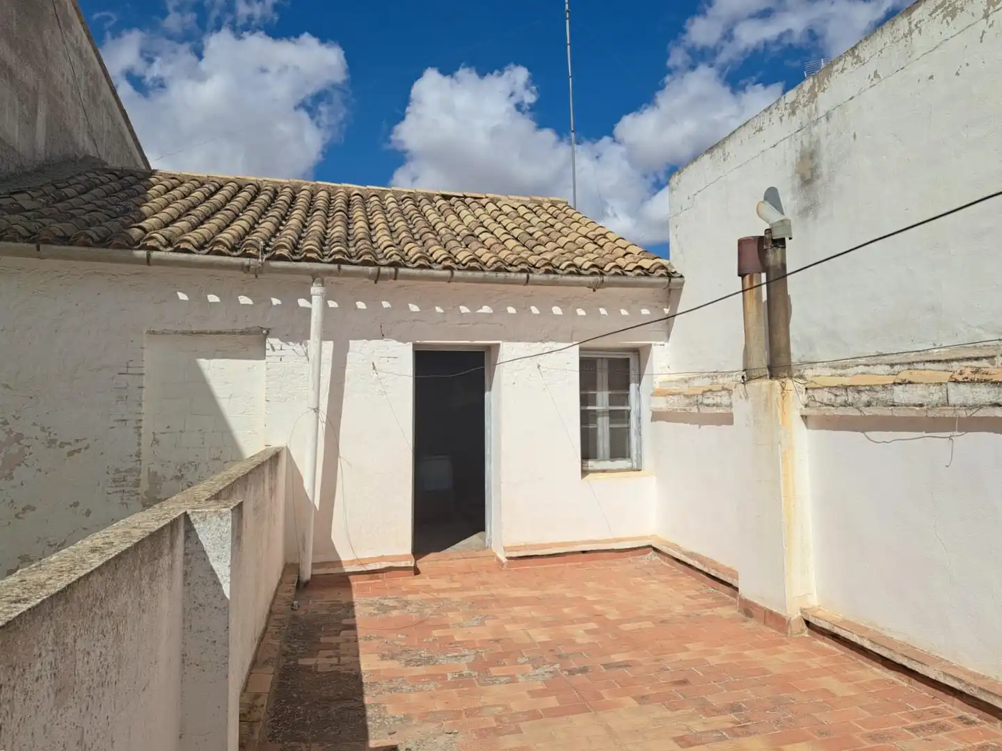 Außenansicht von Einfamilien-Reihenhaus zum Verkauf in Requena mit Terrasse, Abstellraum und Balkon