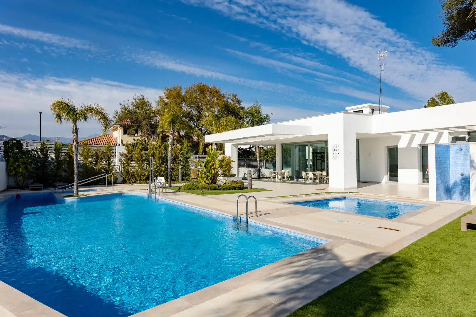 Piscina de Casa adosada en venta en Marbella con Aire acondicionado, Jardín privado y Terraza