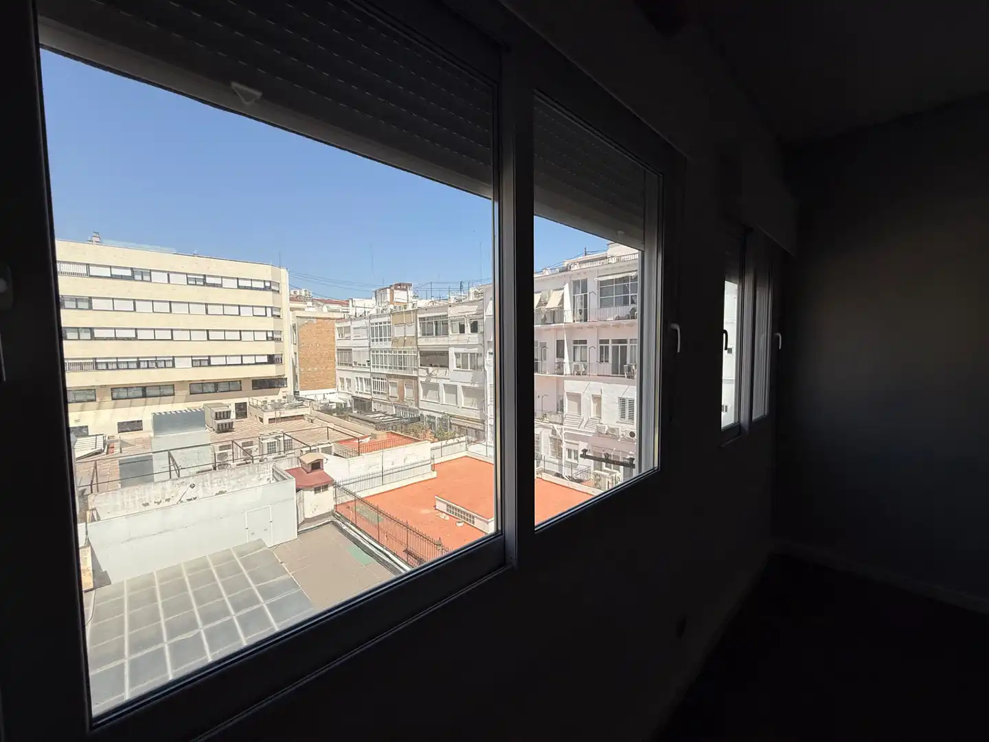 Schlafzimmer von Büro zur Miete in Valencia mit Klimaanlage, Heizung und Balkon