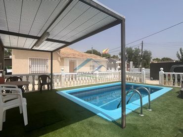 House with pool for sale in Albatera