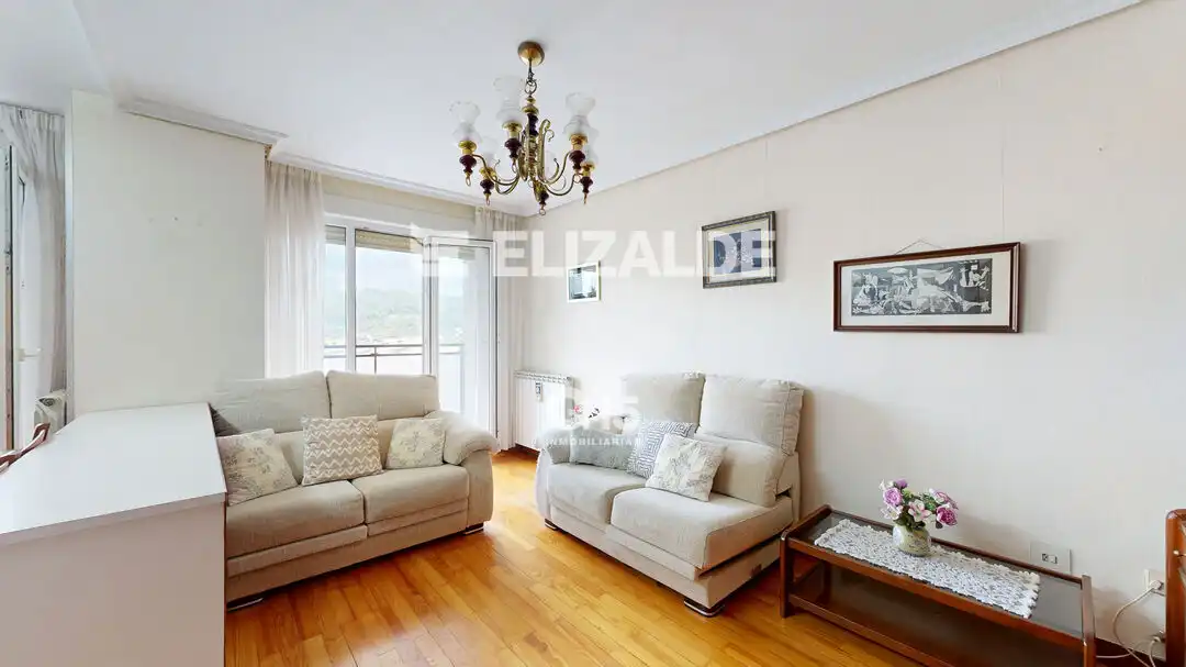 Piso con terraza en venta en Txapinene Kalea