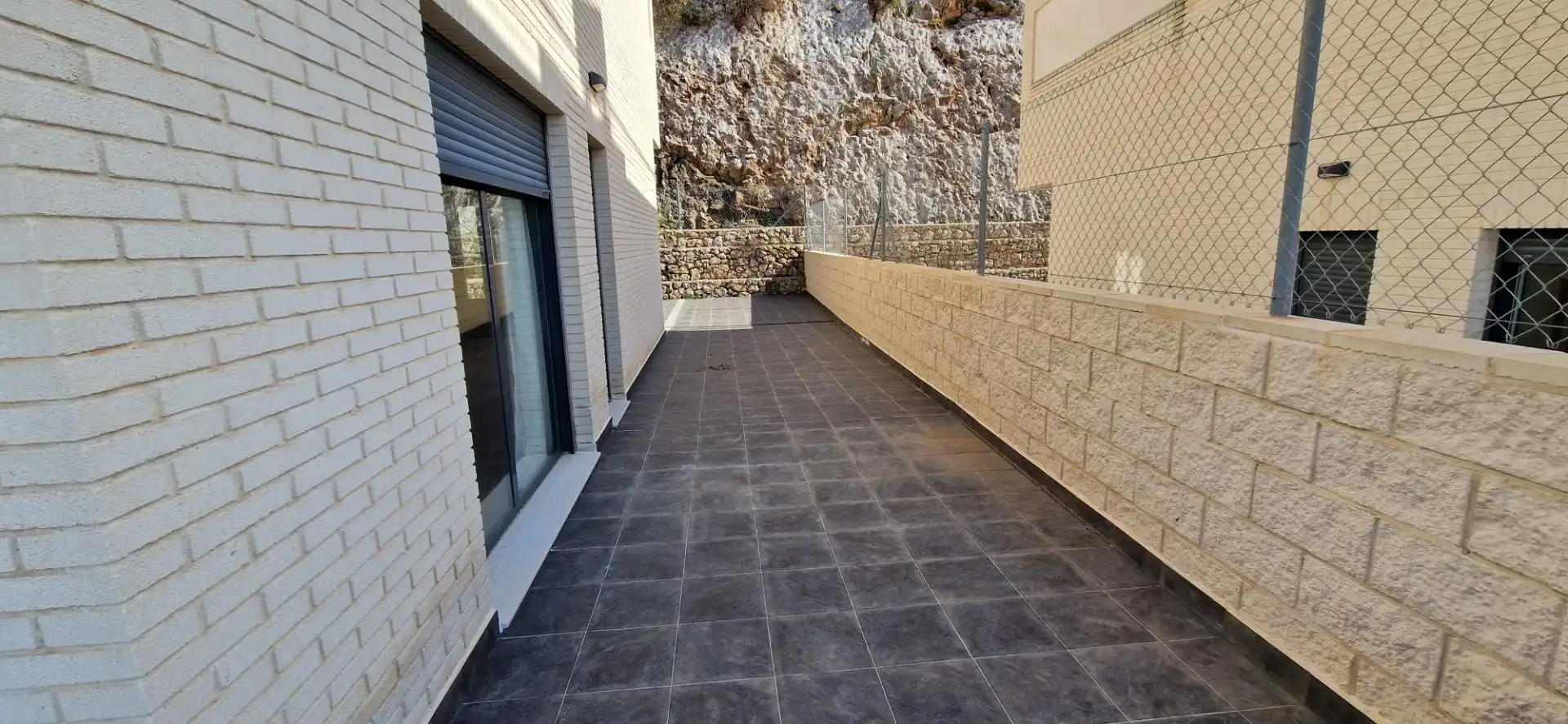 Terrasse von Einfamilien-Reihenhaus zum Verkauf in Cullera mit Klimaanlage, Privatgarten und Terrasse