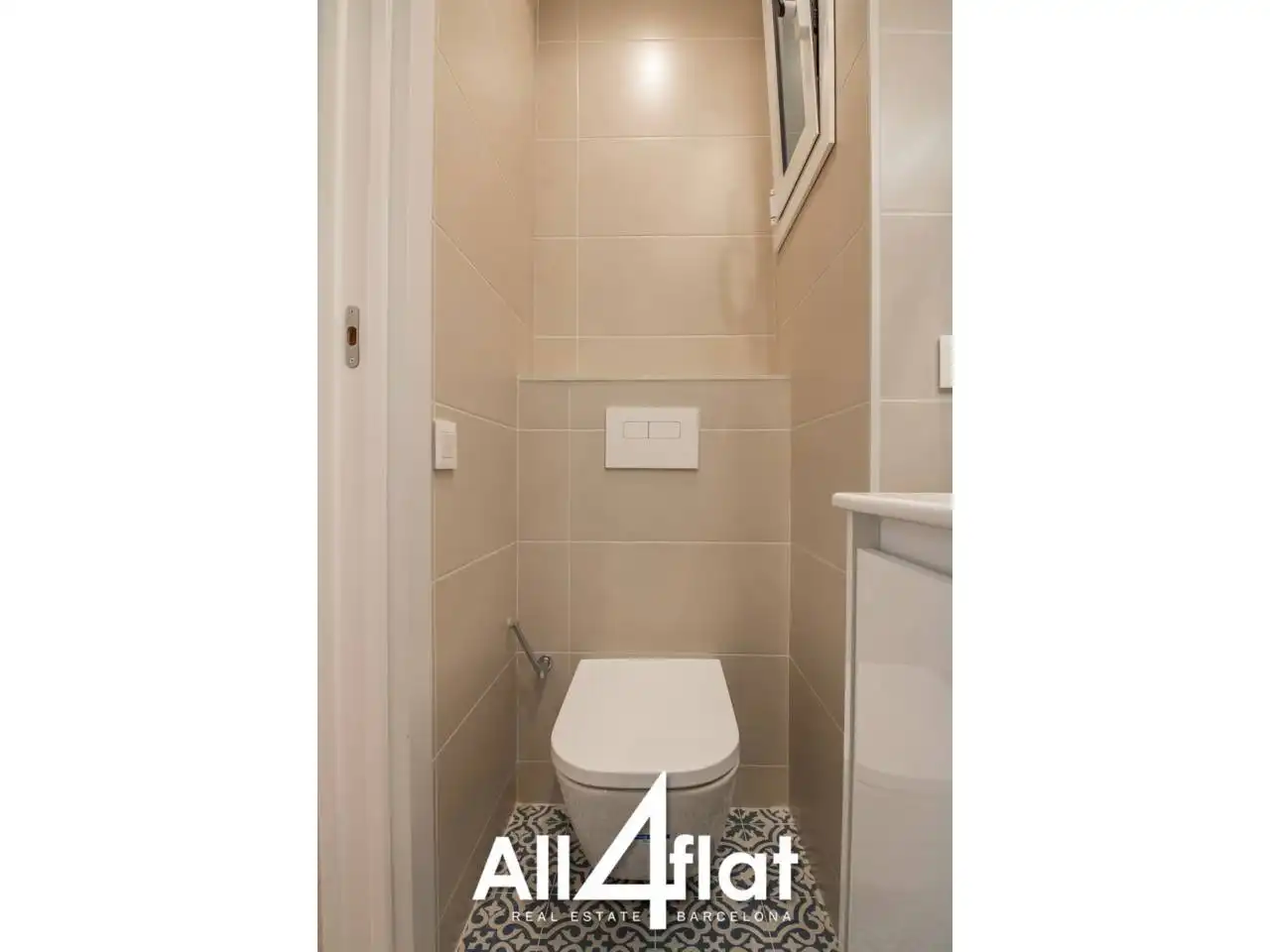 Bathroom of Flat for rent in Barcelona  with Air Conditioner and Alarm