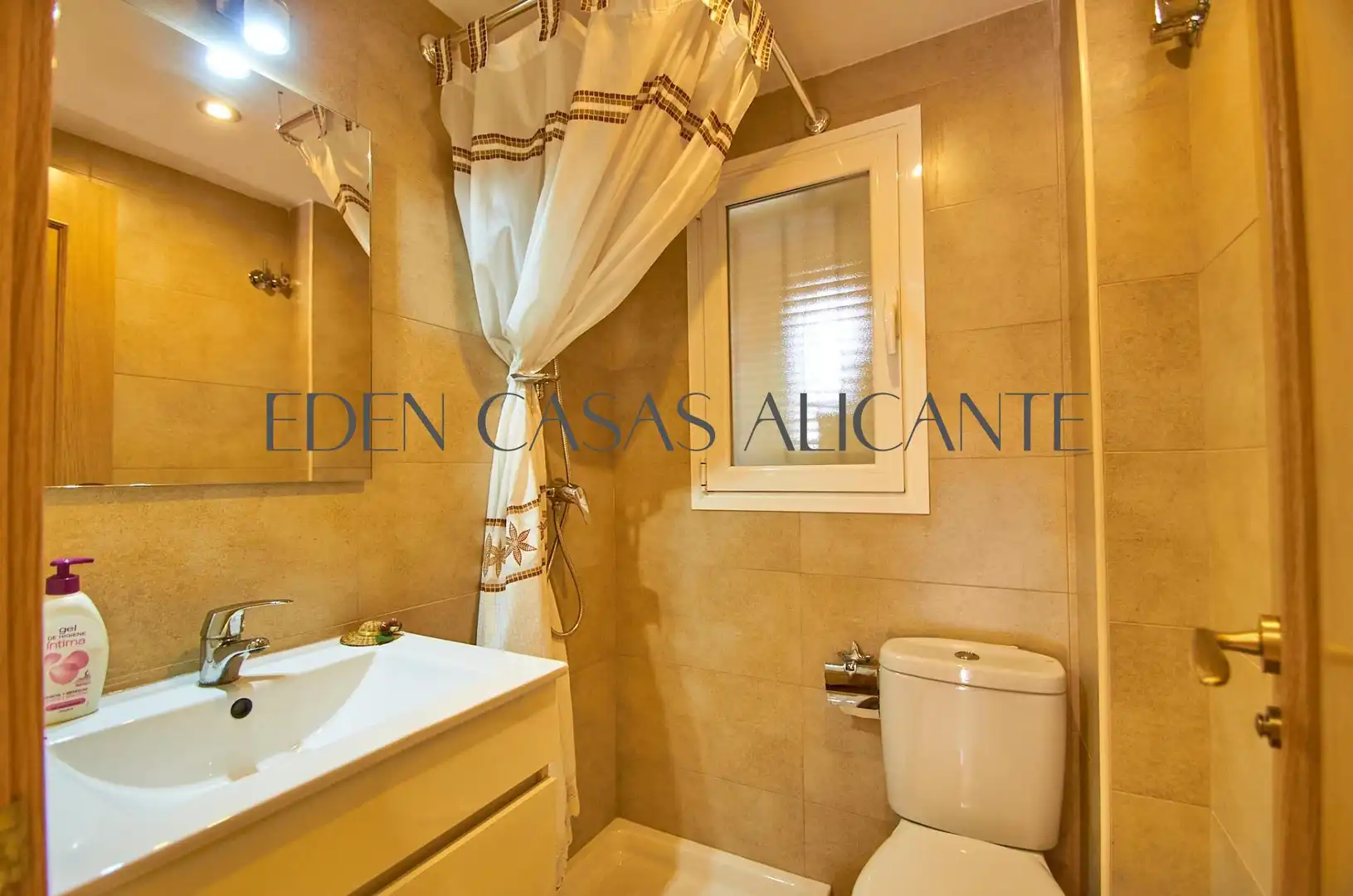 Baño de Apartamento en venta en Alicante / Alacant con Terraza, Trastero y Amueblado