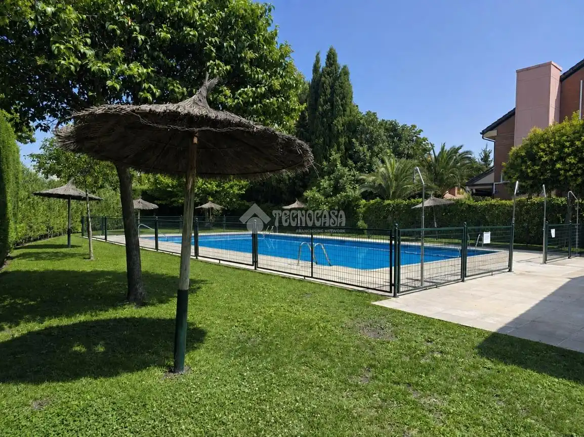 Piscina de Casa adosada en venta en Alcalá de Henares con Aire acondicionado, Calefacción y Parquet