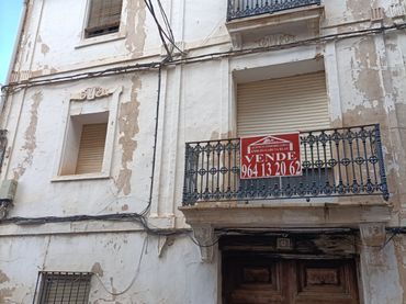 Casa amb balcó en venda a Calle del Portal 12