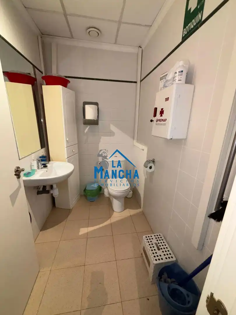 Badezimmer von Geschaftsraum zum Verkauf in Albacete mit Klimaanlage und Möbliert