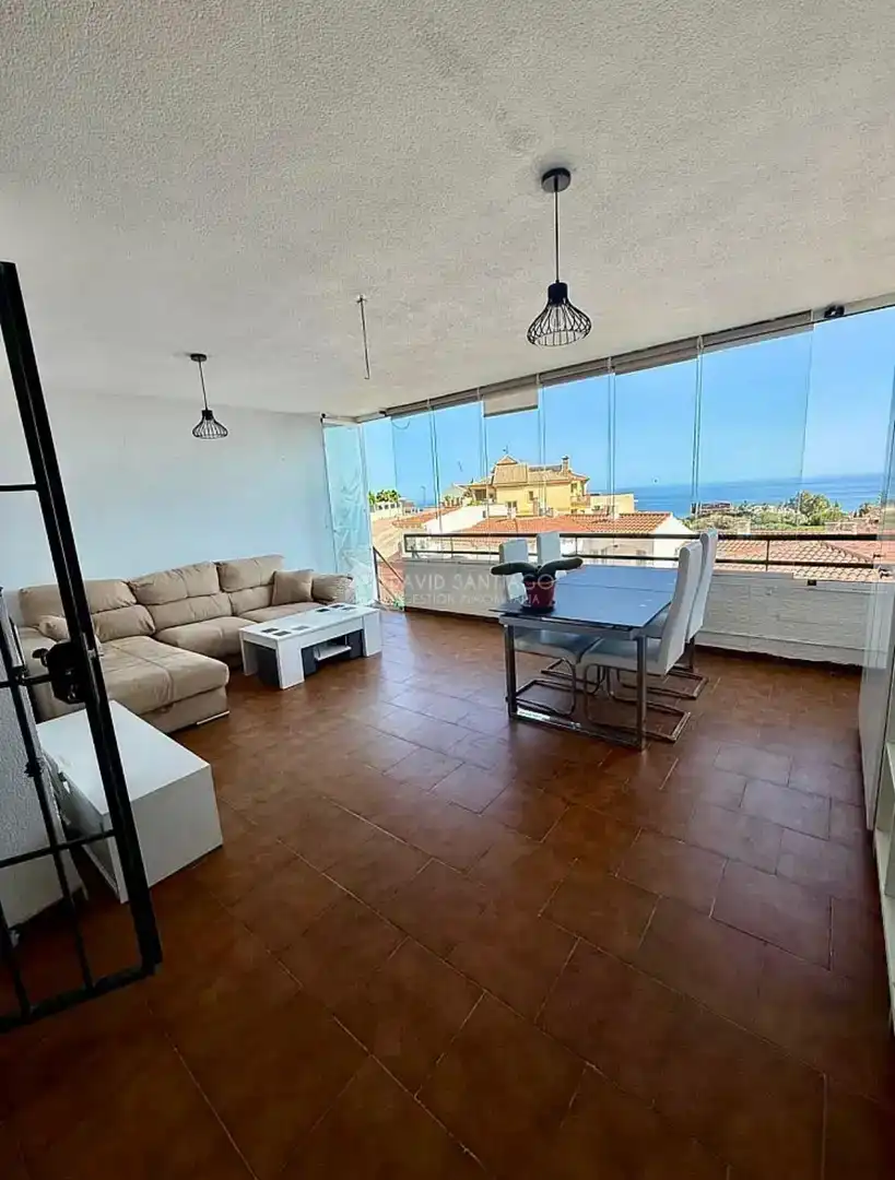Sala d'estar de Pis en venda en Rincón de la Victoria amb Aire condicionat i Piscina
