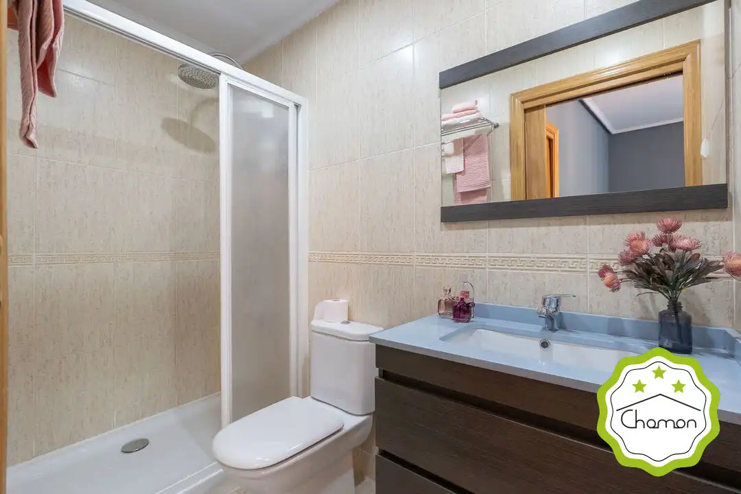 Badezimmer von Einfamilien-Reihenhaus zum Verkauf in Barakaldo  mit Heizung, Privatgarten und Terrasse