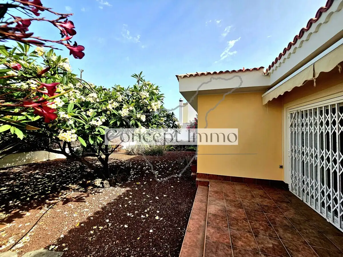 Vista exterior de Casa o xalet en venda en Arona amb Jardí privat, Terrassa i Traster