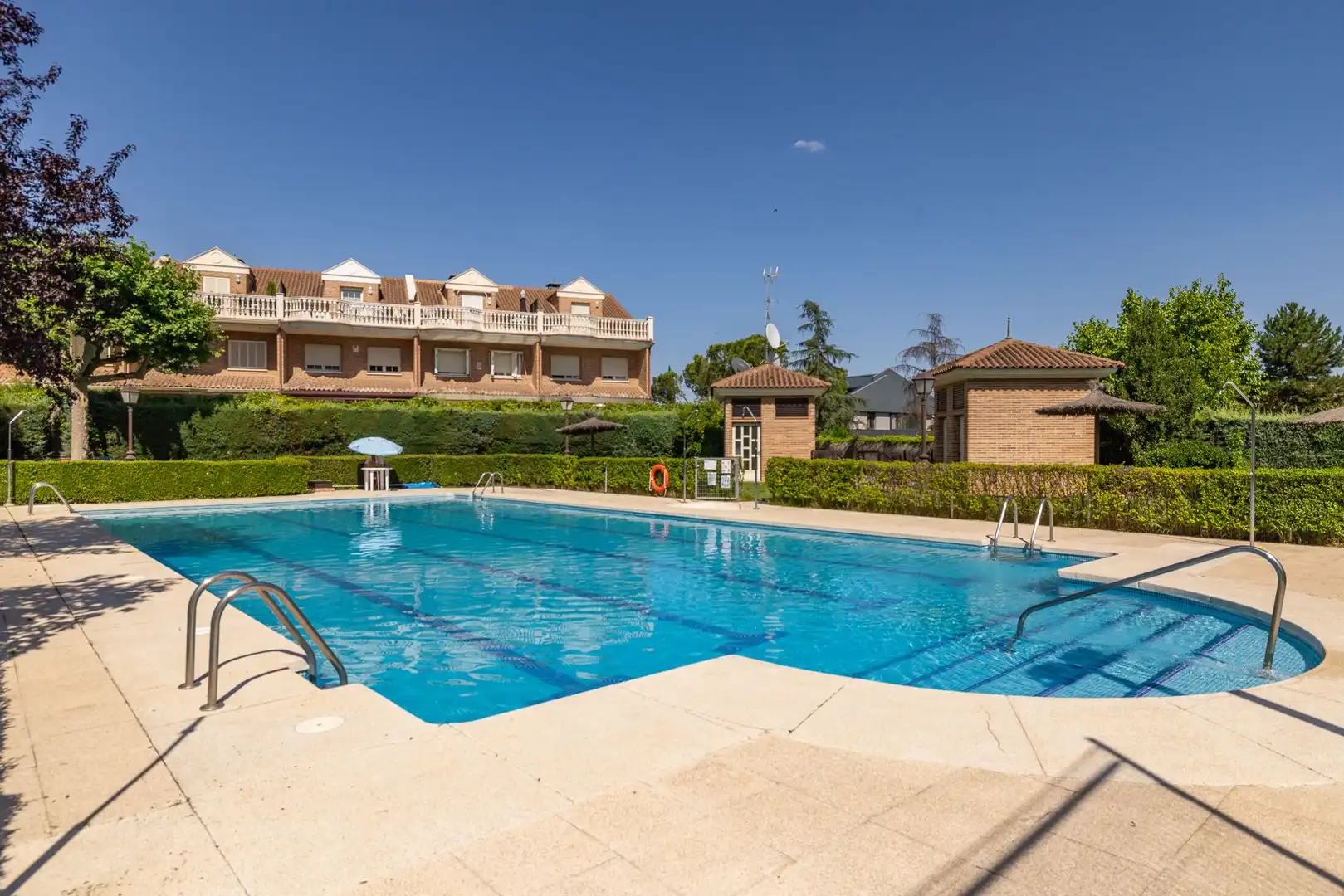Piscina de Casa adosada en venta en Madrid con Aire acondicionado, Calefacción y Terraza