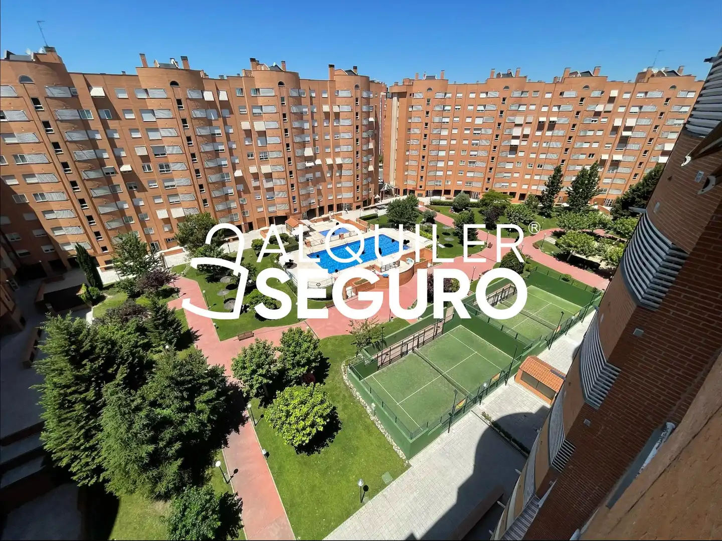 Vista exterior de Àtic de lloguer en Madrid amb Calefacció, Terrassa i Piscina