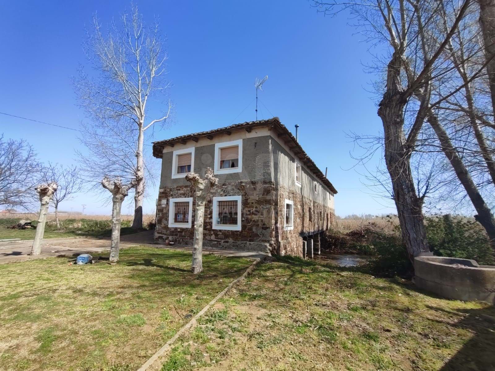 Vista exterior de Casa o xalet en venda en Soto de la Vega amb Calefacció i Terrassa