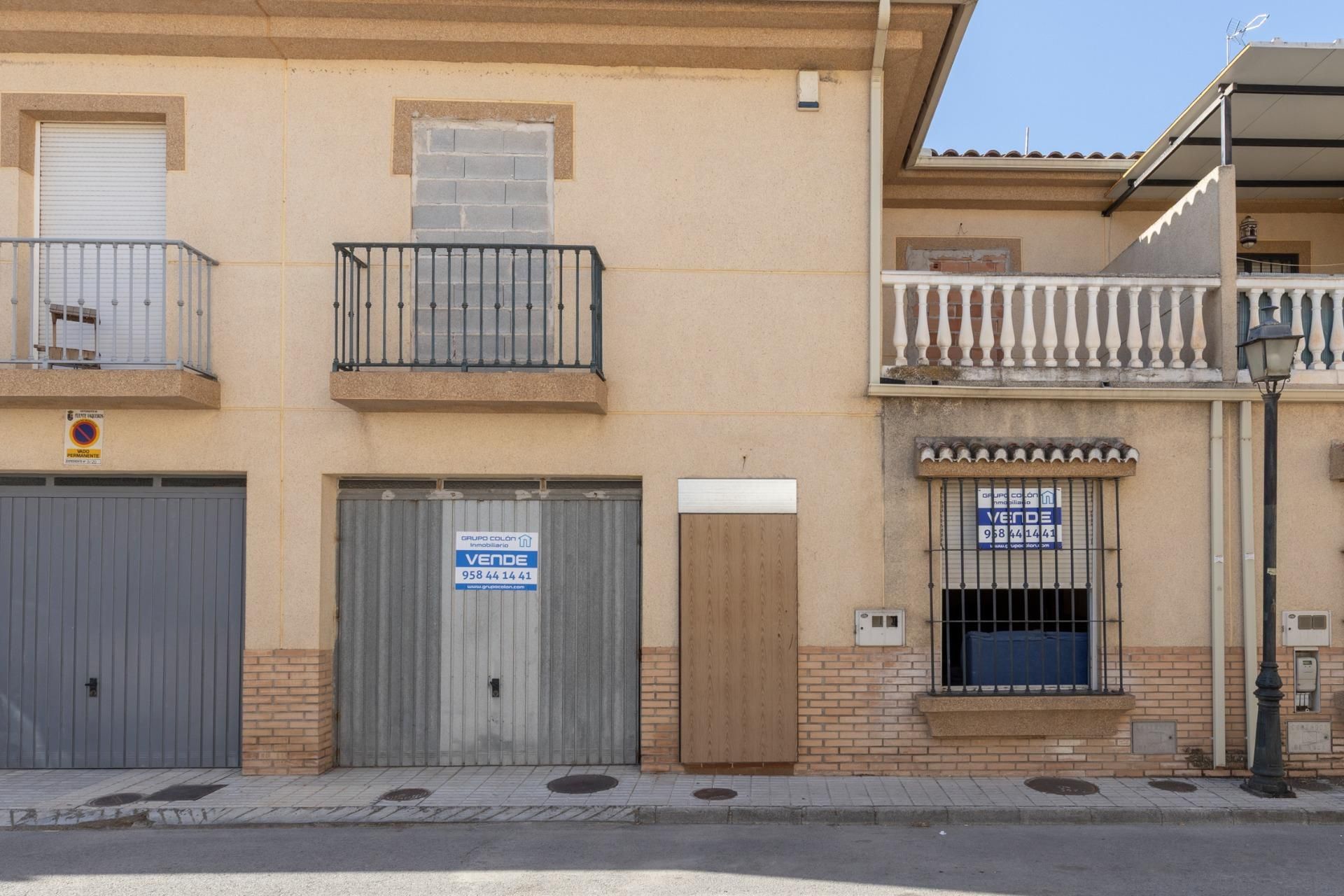 Vista exterior de Casa adosada en venda en Fuente Vaqueros amb Jardí privat, Terrassa i Traster