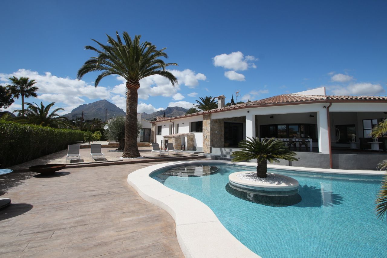 Vista exterior de Casa o xalet en venda en Polop amb Aire condicionat, Calefacció i Piscina
