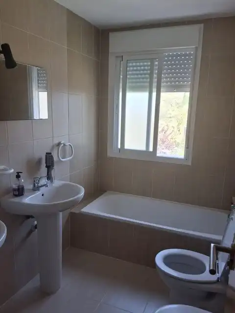 Badezimmer von Einfamilien-Reihenhaus zum Verkauf in Uceda mit Heizung, Privatgarten und Abstellraum