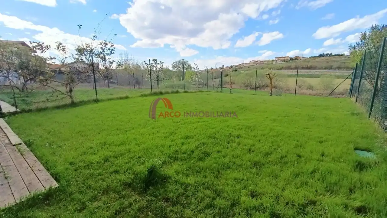 Einfamilien-Reihenhaus zum Verkauf in Cardeñadijo mit Heizung, Privatgarten und Terrasse