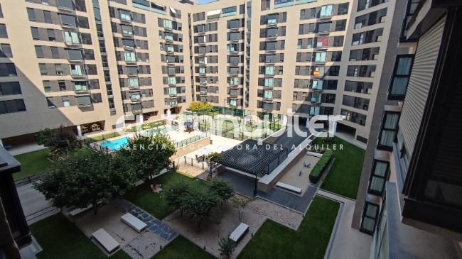 Vista exterior de Pis de lloguer en  Madrid Capital amb Aire condicionat i Piscina