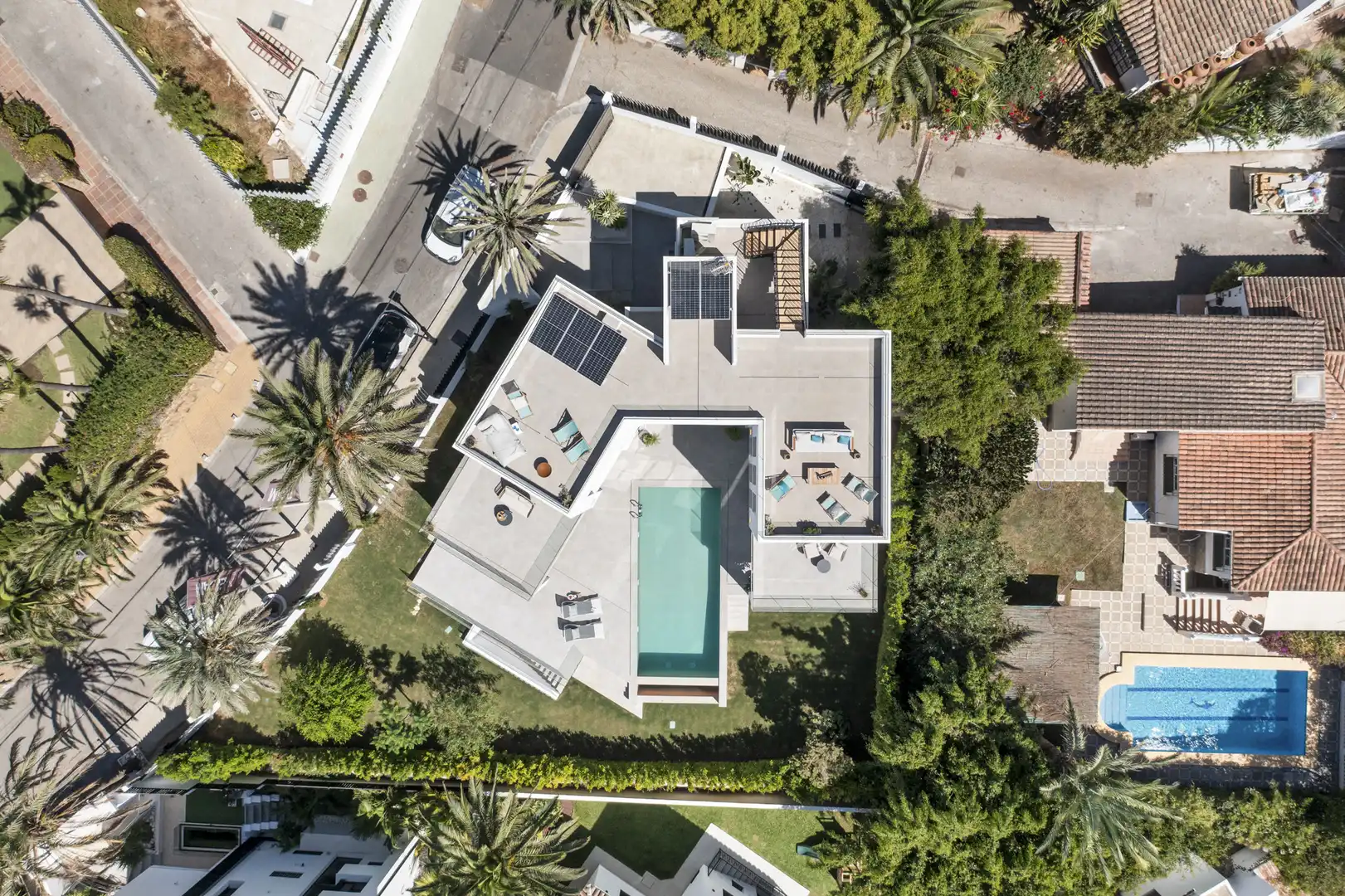 Vista exterior de Casa o xalet en venda en Marbella amb Aire condicionat, Jardí privat i Terrassa