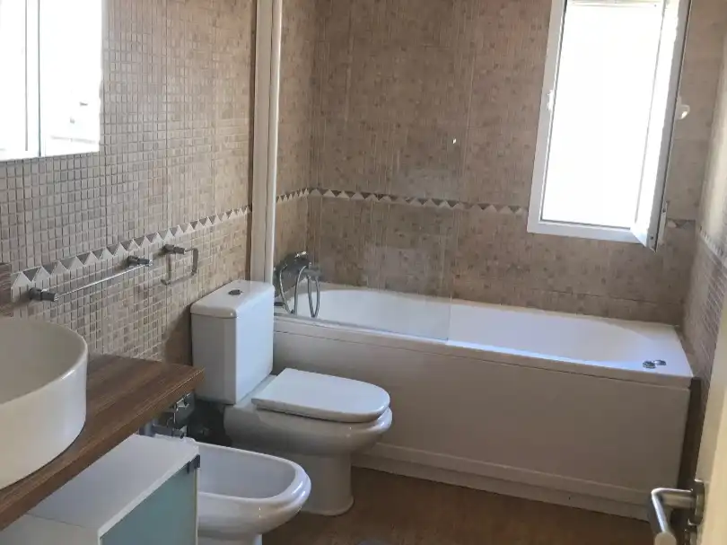 Badezimmer von Dachboden zum Verkauf in Churriana de la Vega mit Klimaanlage, Terrasse und Balkon