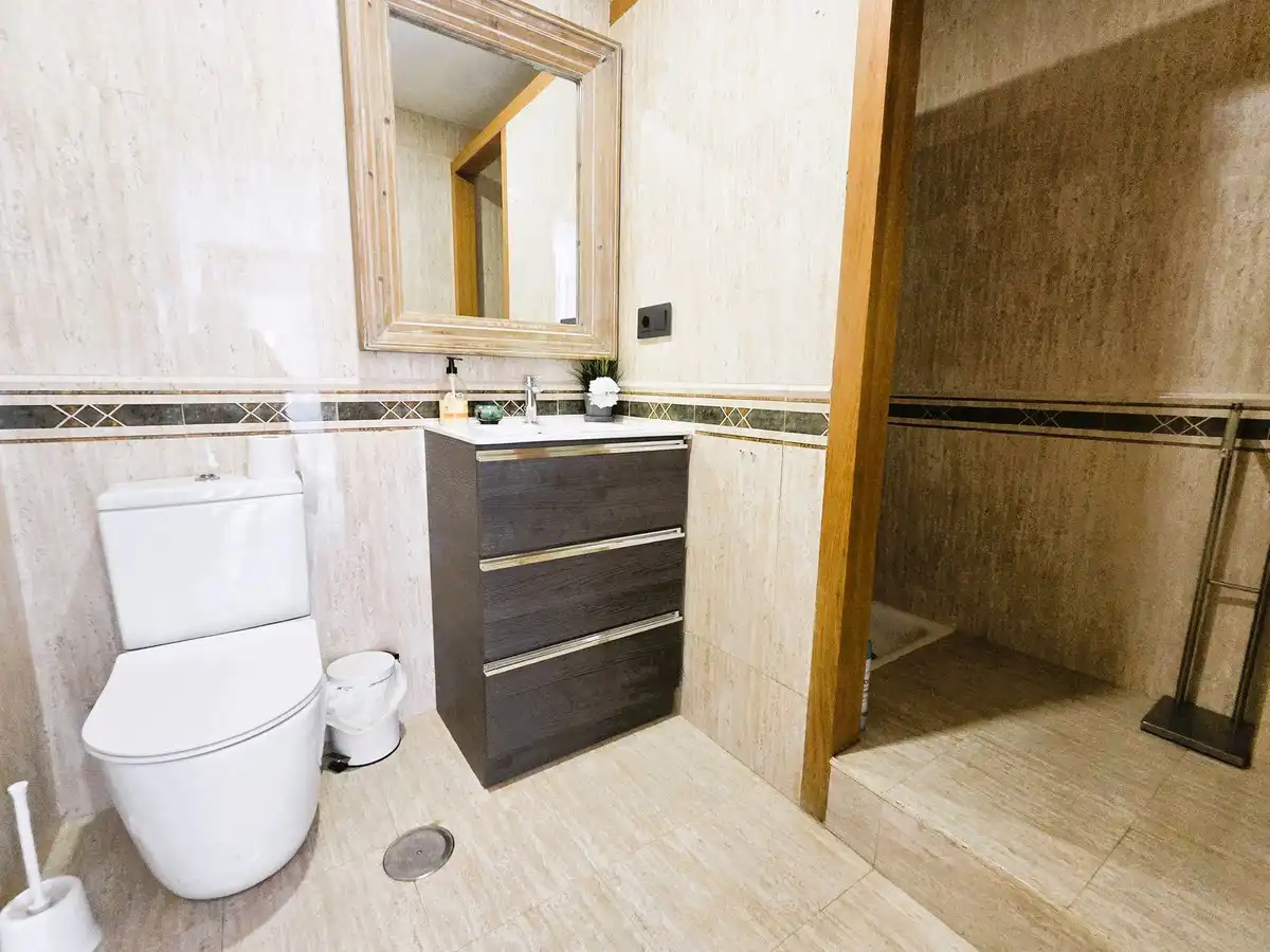 Badezimmer von Einfamilien-Reihenhaus zum Verkauf in Mijas mit Klimaanlage, Heizung und Privatgarten