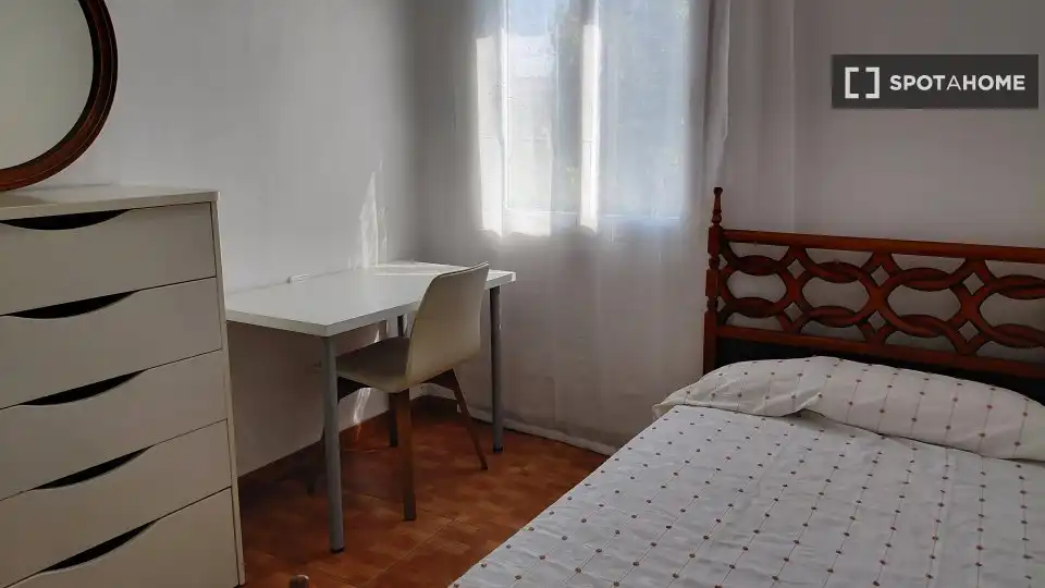 Habitación de Piso de alquiler en Valencia con Aire acondicionado, Calefacción y Amueblado