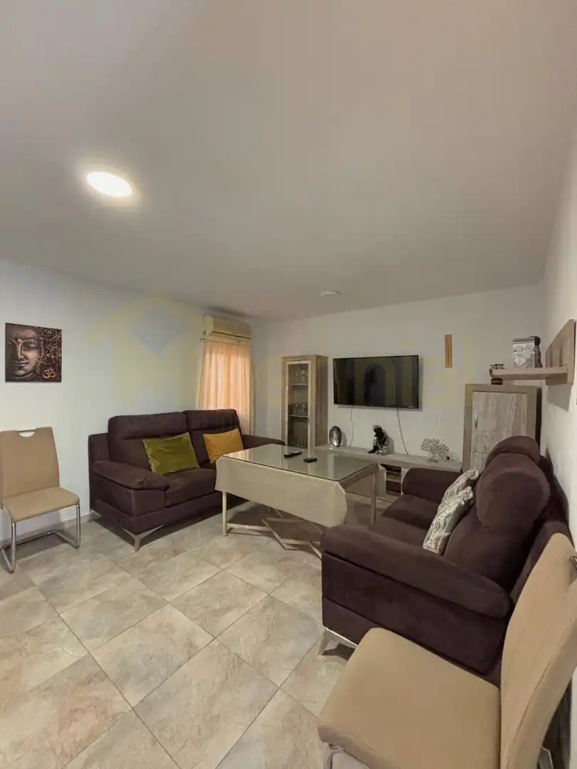 Wohnzimmer von Einfamilien-Reihenhaus zum Verkauf in Sevilla mit Klimaanlage