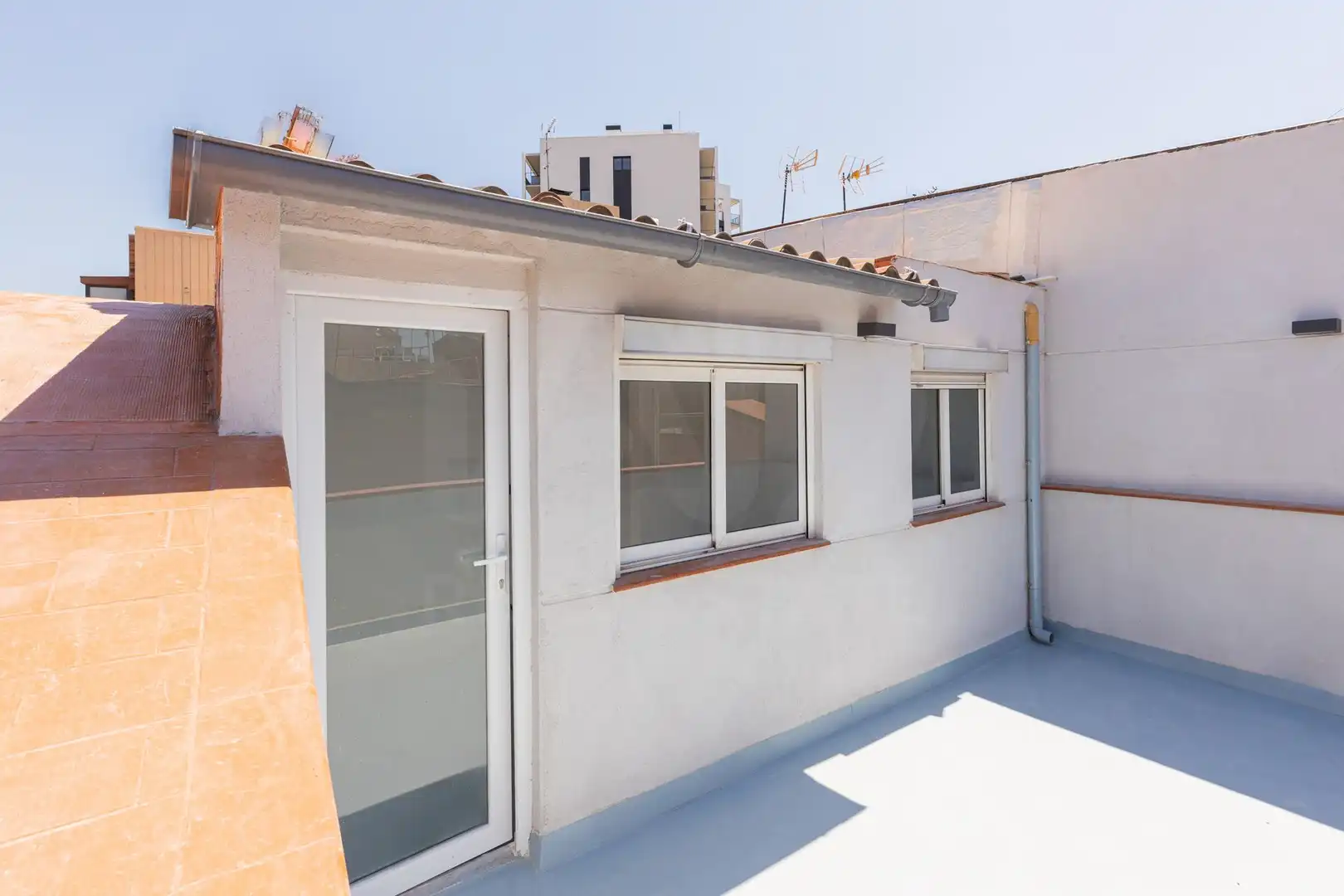 Terrasse von Einfamilien-Reihenhaus zum Verkauf in Badalona mit Klimaanlage, Heizung und Terrasse