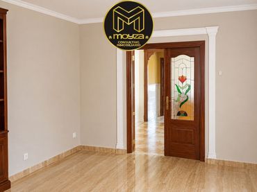 House with balcony for sale in Porcuna