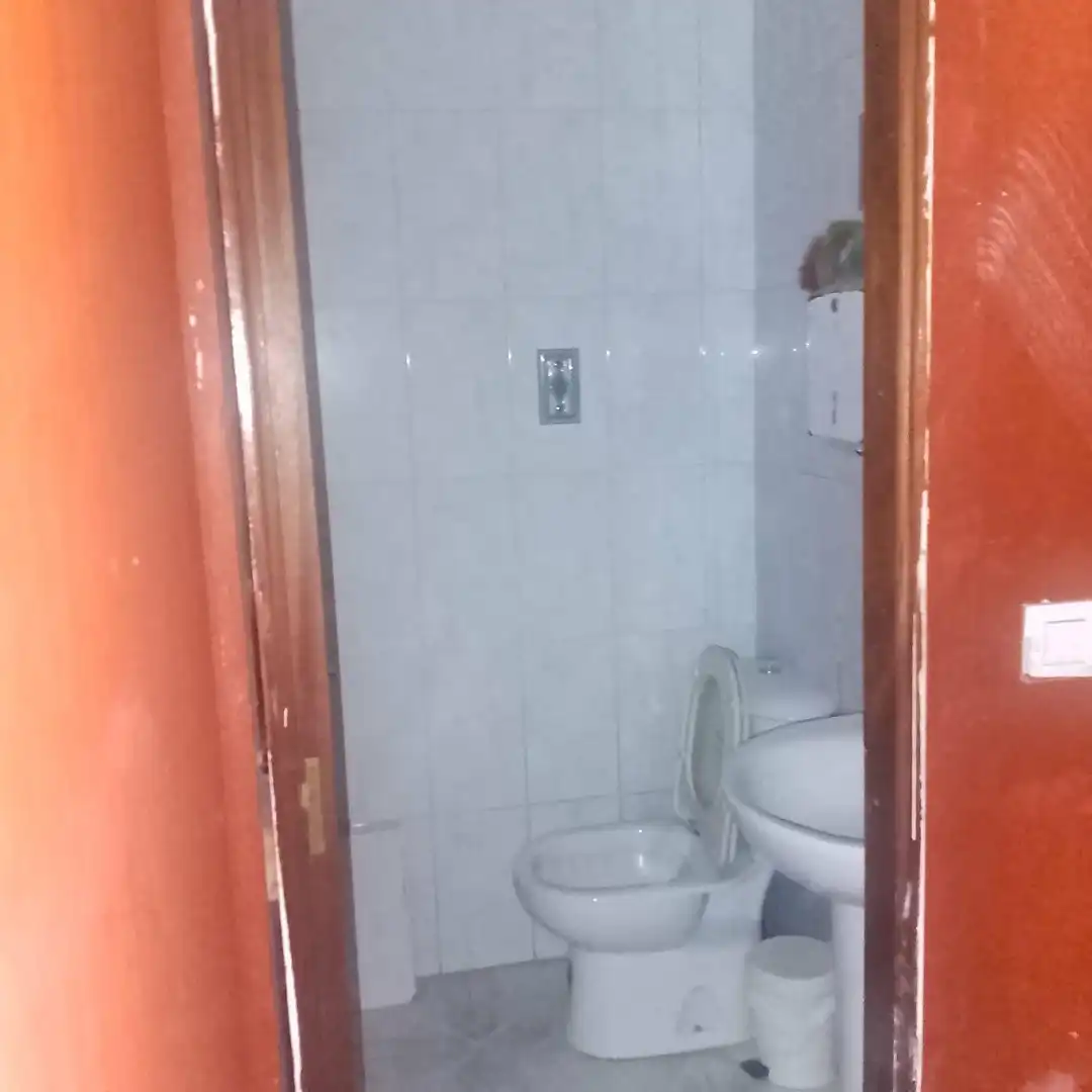 Badezimmer von Geschaftsraum zur Miete in Cee