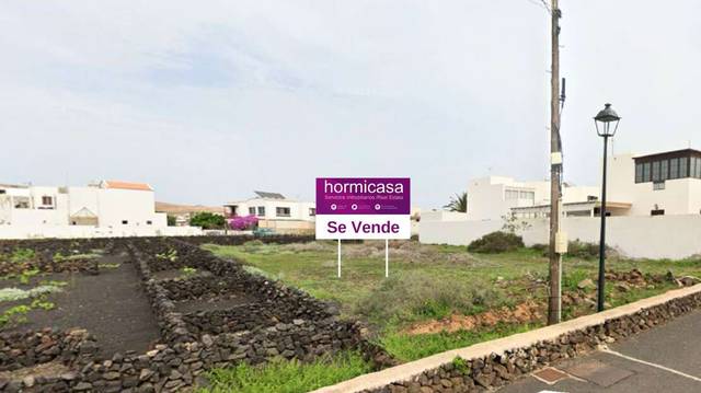 Terreno residencial en Venta en CALLE ROSALÍA DE CASTRO ESQUINA CALLE GRACIAN en Tahiche