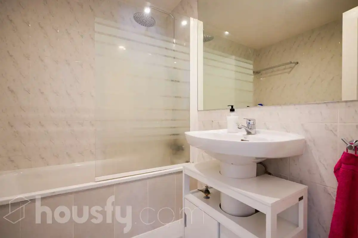 Bathroom of Flat for rent in Madrid  with Air Conditioner, Heating and Furnished