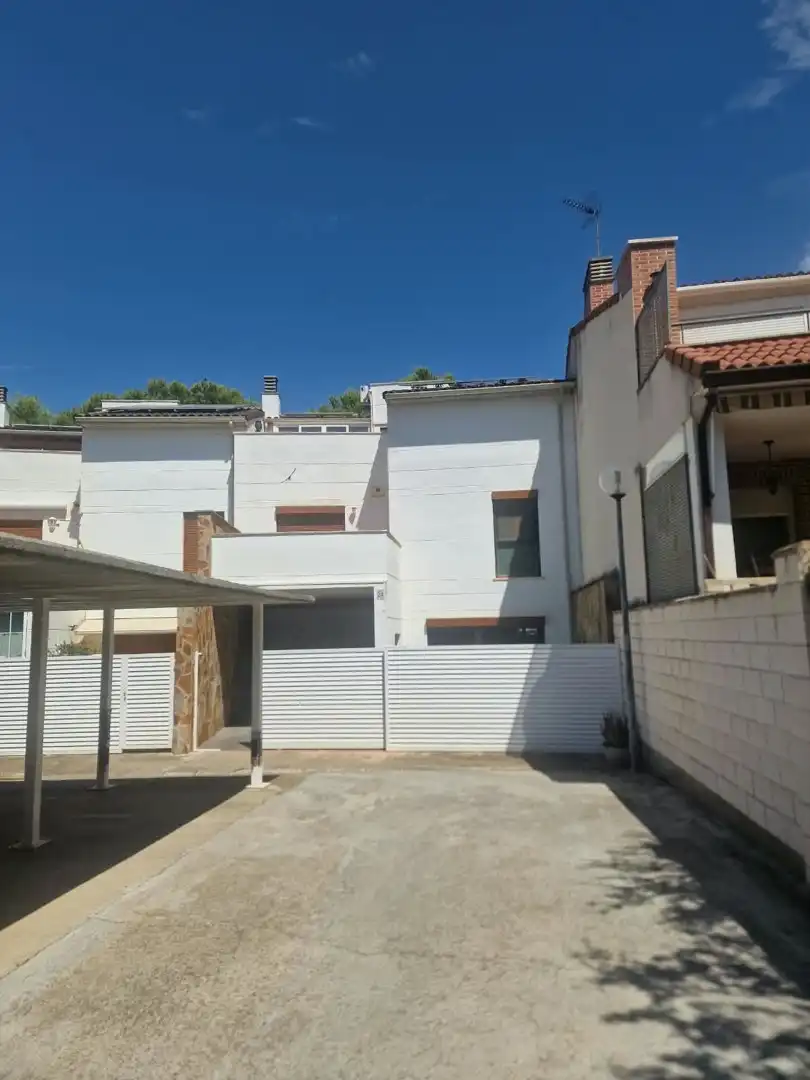 Vista exterior de Casa adosada en venda en Zaragoza amb Terrassa i Piscina