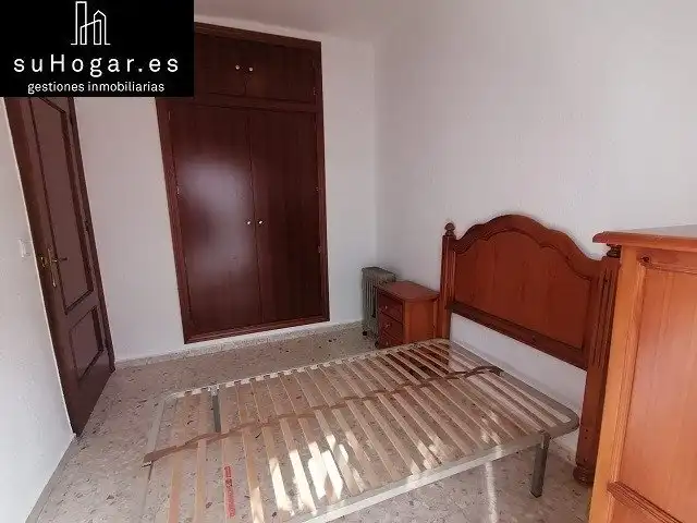 Dormitori de Pis de lloguer en Badajoz amb Aire condicionat, Moblat i Alarma
