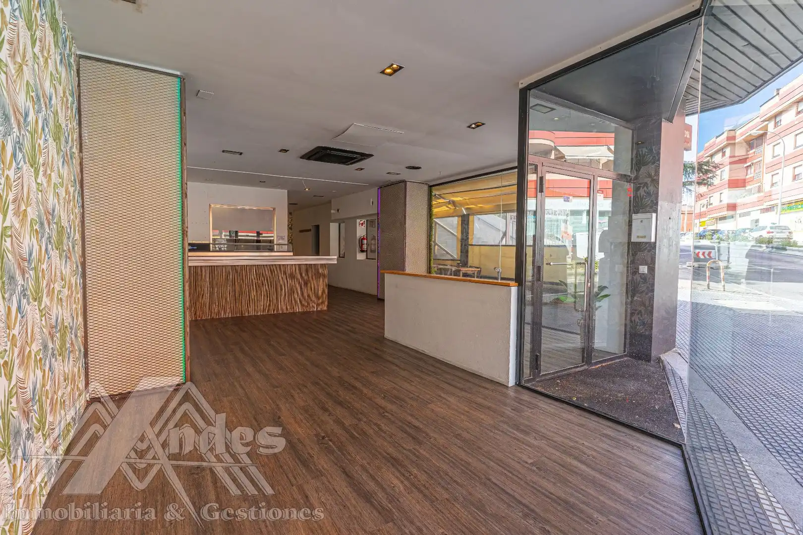 Local comercial de lloguer a Rosalia de Castro, imagen 2